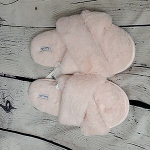 Splendid NWT Pink Fuzzy Slippers size M/L